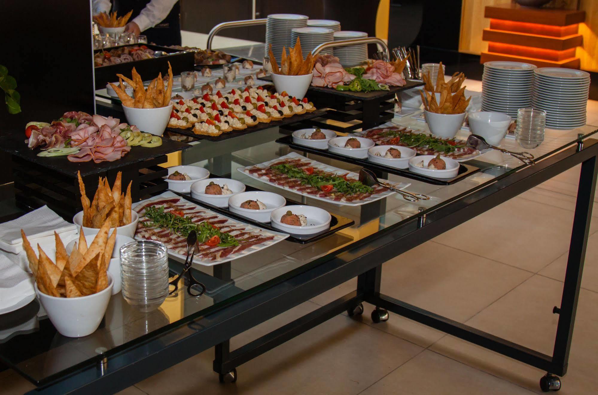 Four Points by Sheraton Kecskemét Hotel és Konferenciaközpont Esterno foto